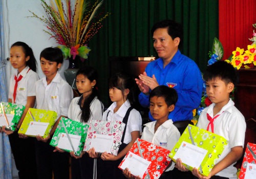 Đc Nguyễn Xuân Hùng tặng học bổng cho học sinh nghèo.jpg